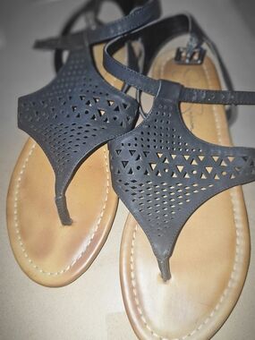 Women’s Black Laser-Cut T-Strap Sandals 8.5 Jesica SIMPSON